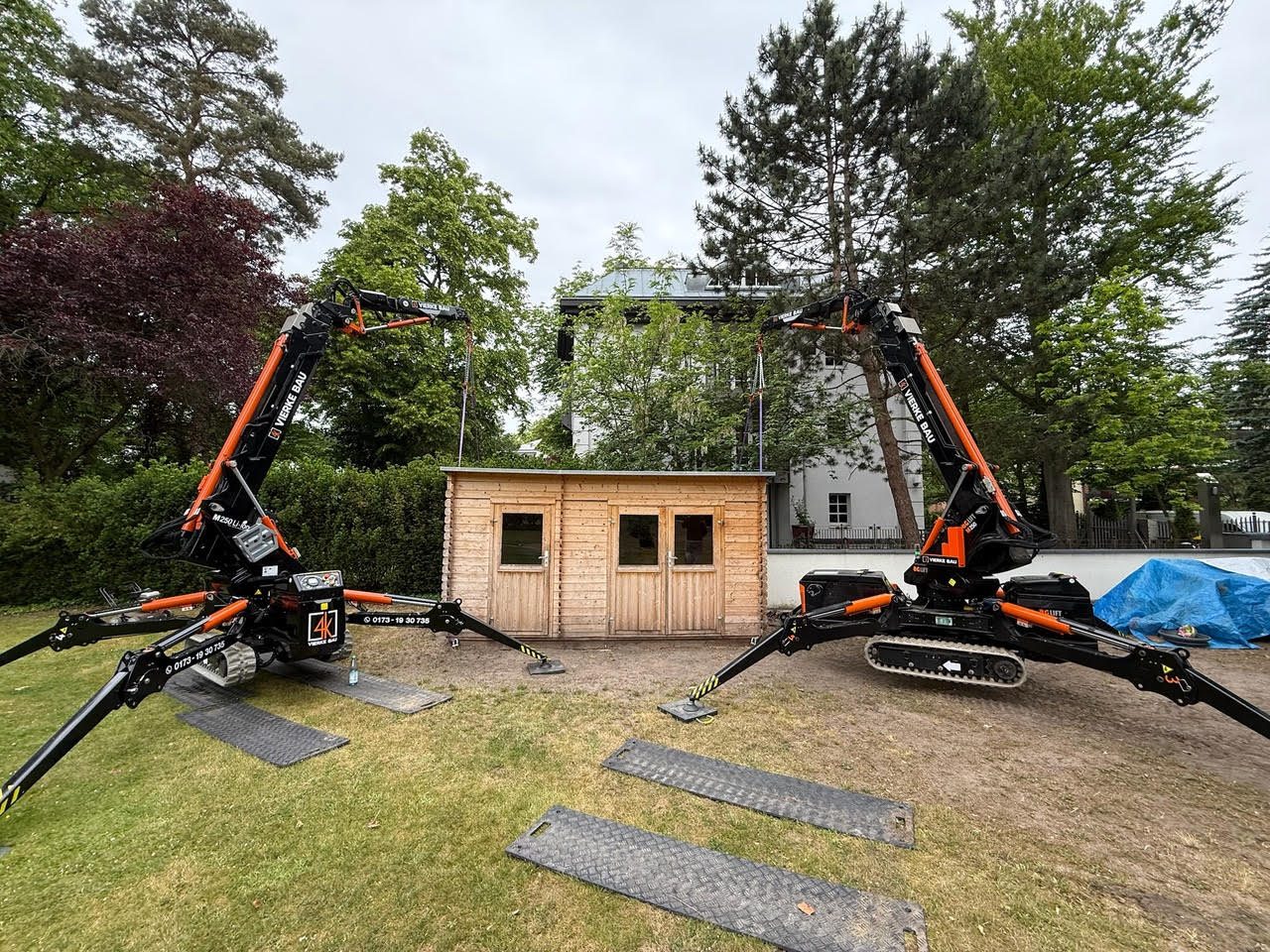 Zwei Spinnenkrane im Tandem-Einsatz am Gartenhaus